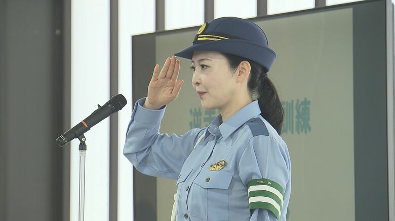 職員らを前に敬礼する福井県警の増田美希子本部長
