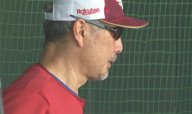 練習を見守る吉井理人監督