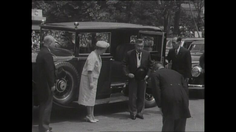 昭和38（1963）年8月 会場の日比谷公会堂に到着した昭和天皇・香淳皇后