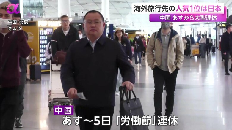 キャリーケースなどの荷物を持って空港を歩く人の姿