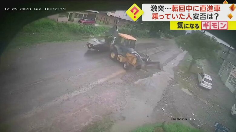 作業車のパワーショベルの部分に衝突する車(4)