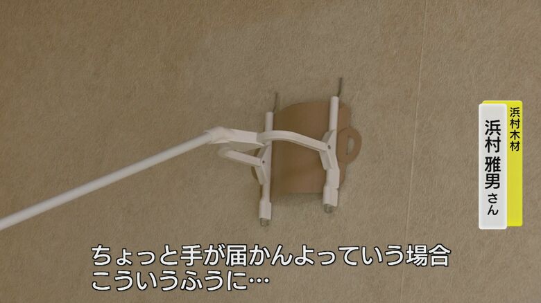 専用の粘着シートにカメムシをくっつける