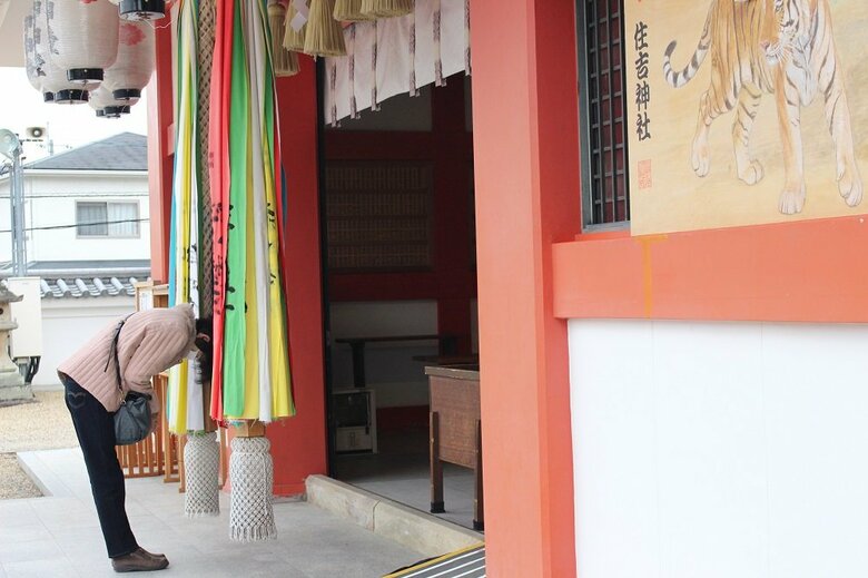お参りする人（画像提供：住吉神社）