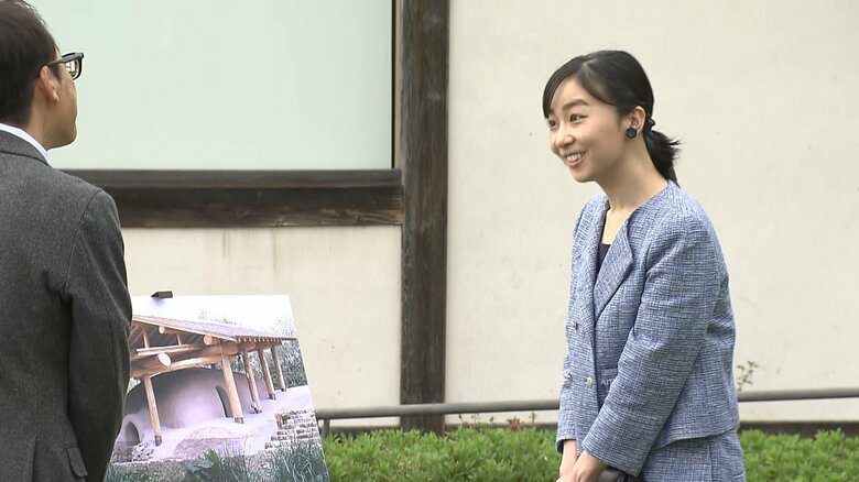 「国際陶磁器フェスティバル」で400年前の安土桃山時代の地上式窯の説明などを受けられる佳子さま