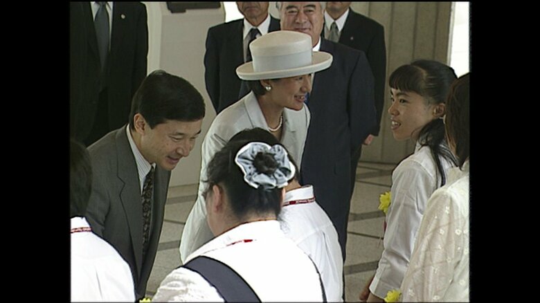 演奏を終えた入所者と懇談される皇太子ご夫妻