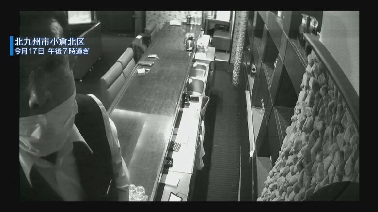 防犯カメラに気づきカメラの位置を変える容疑者