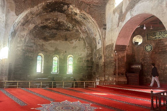 右側がイスラム教の聖地メッカの方向