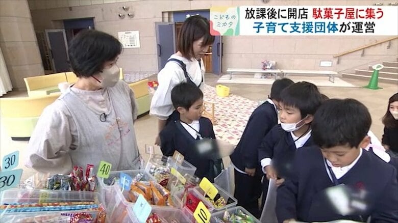 子どもたちを見守るさくらんぼくらぶ・沙魚川恵子理事長（写真左）