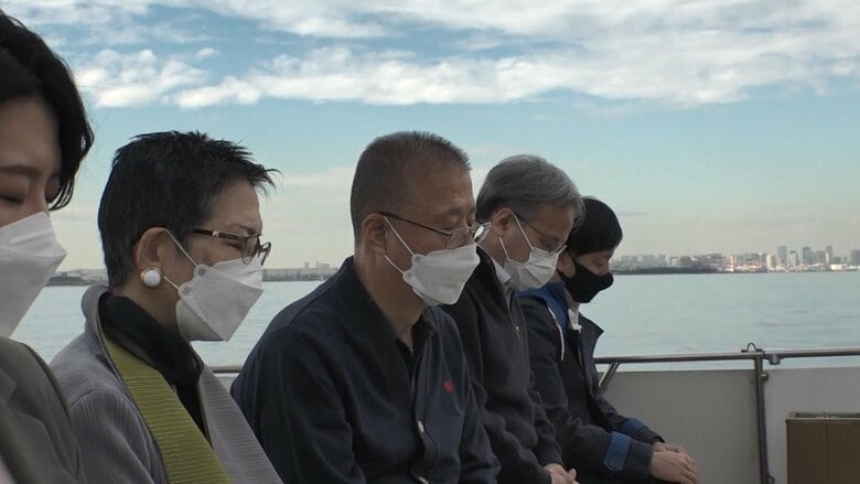 デッキに集まり黙祷