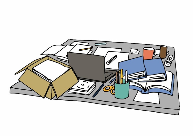 職場でデスクの上が汚い人もいる…（イメージ）