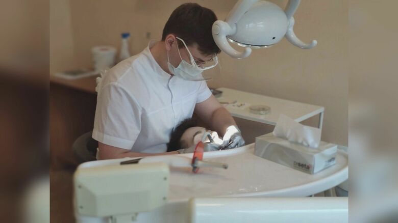 ミキータさんは週5日、歯科助手として働いている