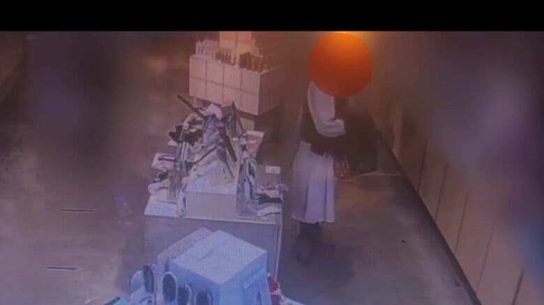 手に持った商品を上着に隠す（提供：ＳＥＡＭ 札幌店）