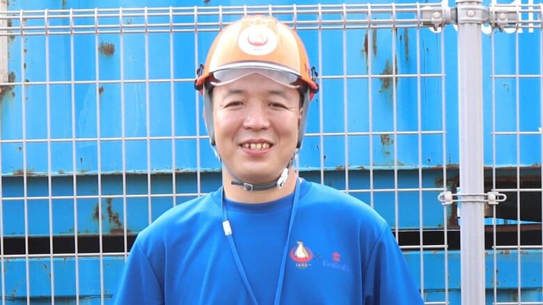 ヘルメットが似合う佐東さん（国立極地研究所提供）