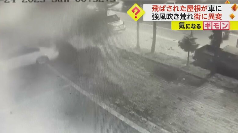 トルコ・オルドゥで吹き飛ばされた屋根に車がつぶされる瞬間(3)