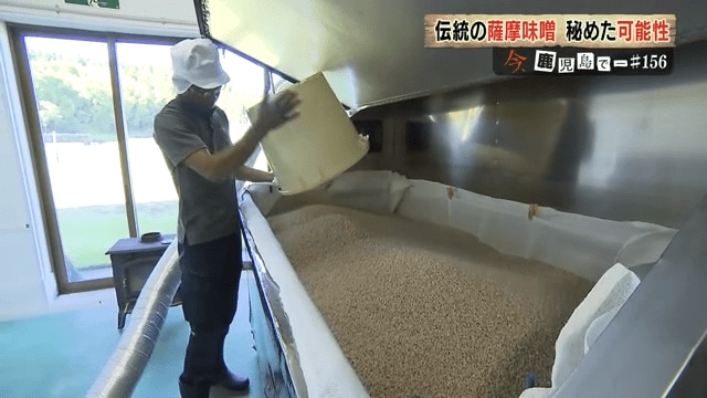 作業する小城章裕さん