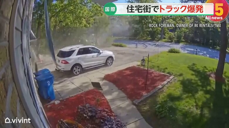荷台のプロパンガスが漏れ出したと見られるトラックが爆発する一部始終⑦