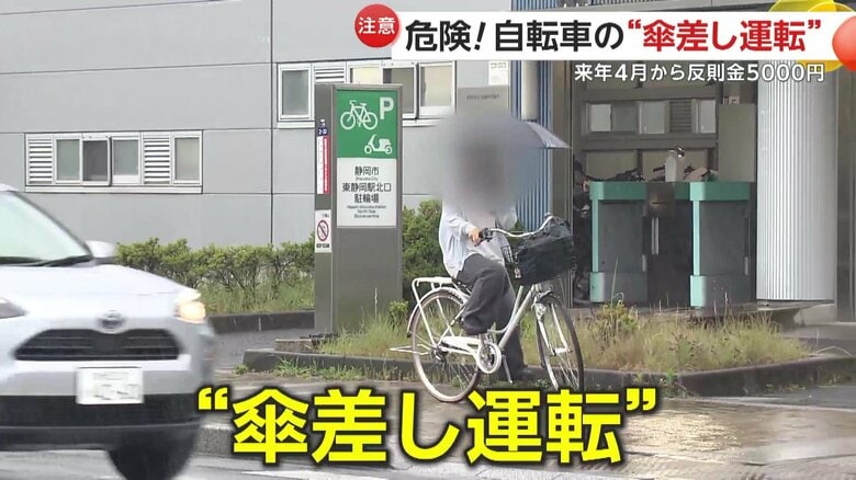 バランスが取りずらく、非常に危険な状態の片手で運転している人
