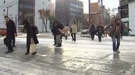 “まるでアイスリンク”ツルツル路面でスリップ事故相次ぐ「足に力入れて歩いてきた」通勤通学も恐る恐る…前日に踏み固められた雪が氷点下の冷え込みで凍結〈北海道札幌市〉