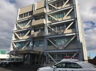 いずれも重傷か…市営住宅で女性2人が血を流してケガ「親族の男に刺された」殺人未遂事件として男の行方追う