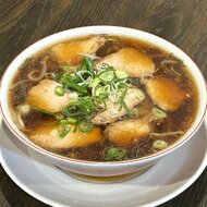 拉ノ刻が挑む新境地“アキラ系” …20年愛された味が進化豚骨醤油の清湯スープと特注麺が織りなす渾身の一杯