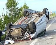 前方部分を破損した車がゴロンとひっくり返る_深川留萌自動車道で走行中の乗用車が単独で横転事故か＜北海道＞