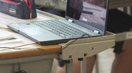 タブレット端末導入で「机が狭い」 中学生が「10センチ拡張するパーツ」を調査　企業にアプローチし、全校生徒に無償提供受ける　共同で授業中の不便さ解消へ「いつものイライラが消えた」