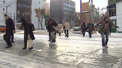 “まるでアイスリンク”ツルツル路面でスリップ事故相次ぐ「足に力入れて歩いてきた」通勤通学も恐る恐る…前日に踏み固められた雪が氷点下の冷え込みで凍結〈北海道札幌市〉