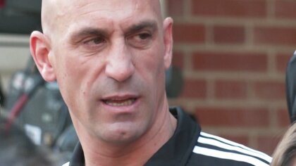 女子代表選手にキス…スペインサッカー連盟前会長、3年間活動禁止　FIFA