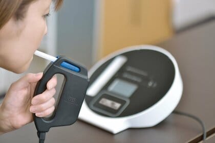 年間5000台を超える過去最高出荷数!社員証&免許証でアルコールチェック!ALC-miniIV最新実績
