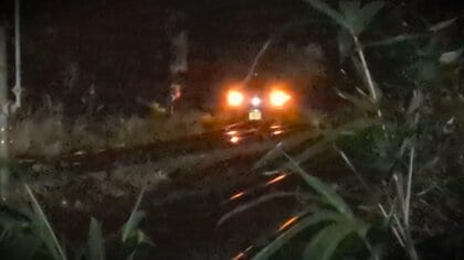 ｢ガガガガッと音が…｣ 80代女性運転の車が誤って線路に進入…駅も通過し約480m走行も｢免許返すつもりない｣