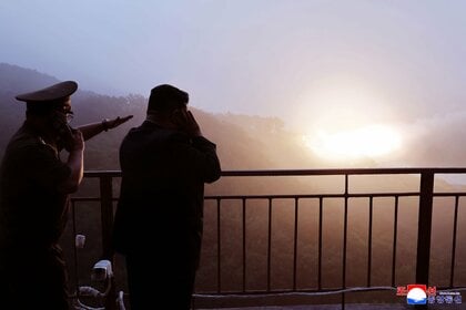 金正恩総書記が固形燃料式エンジンの最終実験を視察　新型ICBMに搭載予定