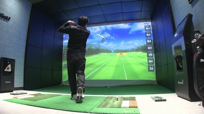 サラリーマンは出勤前に、主婦はフィットネスジム感覚で！　シミュレーションゴルフ急増の背景は？