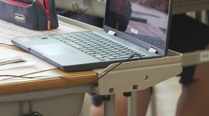 タブレット端末導入で「机が狭い」　 中学生4人の「机の拡張班」が企業を動かす　“10センチ広げるパーツ”を全校生徒に無償提供　共同調査で授業中の不便さ解消へ「いつものイライラが消えた」