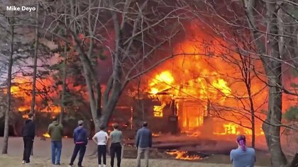 小型機が垂直落下、住宅に墜落し炎上　住民は避難し無事も少なくとも操縦士1人が死亡…US銀行幹部か　アメリカ・ミネソタ州
