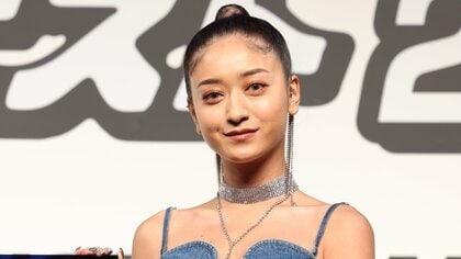 みちょぱ「後ろは裸」！？背中魅せデニム姿披露「見ての通り露出が好きで」くびれと美脚も大胆に【ベストジーニスト】