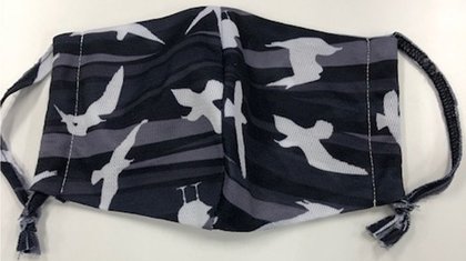 開幕願い プロ野球のユニフォームで手作りマスク 長いトンネルでも明けない夜は
