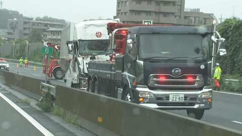 東名高速でトラック3台が追突事故　30代男性運転手が死亡　1人軽傷　東京IC～東名川崎IC下り線で一時通行止め