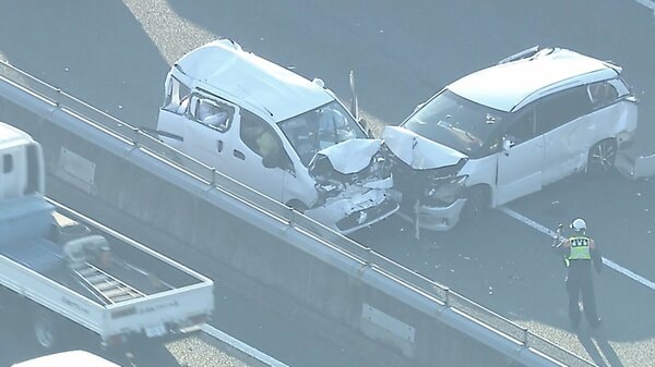 「渋滞中に大型トラックが追突した」伊勢湾岸自動車道で6台からむ多重事故…男女5人がケガ 愛知・弥富市