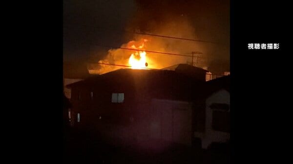「家が燃えている」住宅6棟が焼ける火事…住人の男性1人けが 消防車40台が消火活動 東京・江戸川区