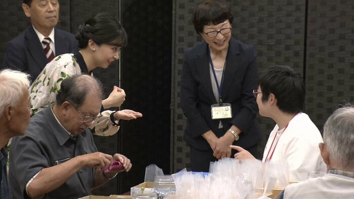 「湖北みみの里」で手話で交流される佳子さま(滋賀・米原市)