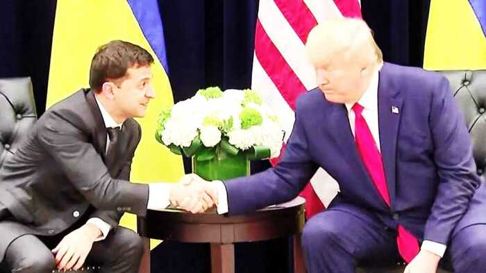 ウクライナのゼレンスキー大統領(左)とトランプ大統領