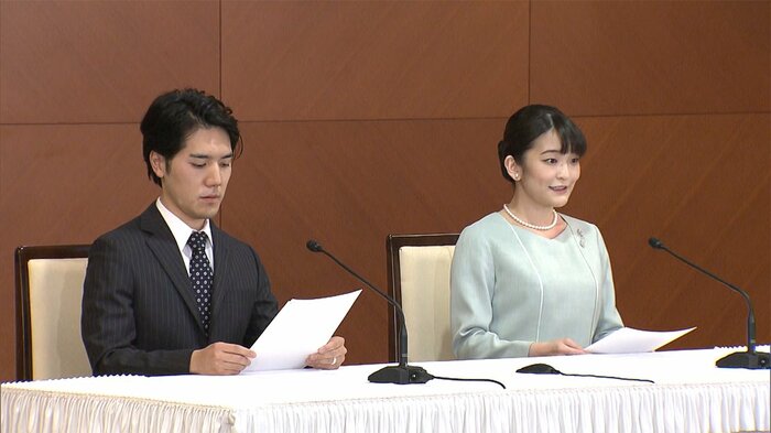 用紙した書面を二人で交互に読み上げる会見スタイルとなった