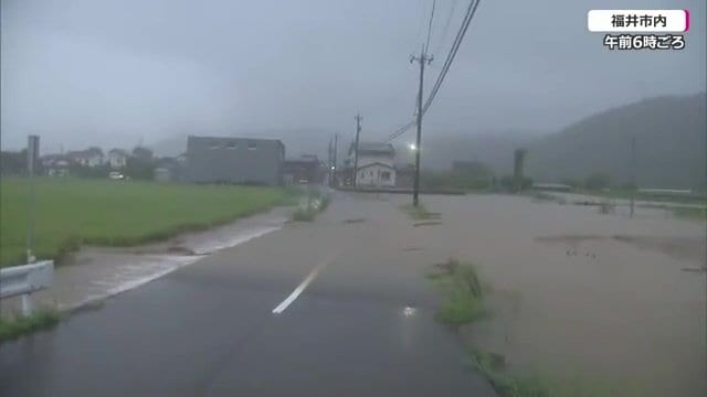 画面右側の荒川からあふれた水が田んぼへと流れ込む（福井市内30日午前6時頃撮影）