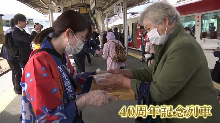 宮古駅では乗客に「毛ガニ汁」が振る舞われた