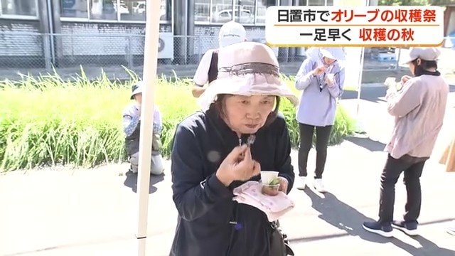 オリーブを味わう参加者たち