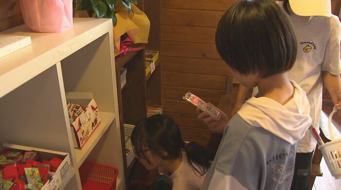 駄菓子を選ぶ小学生