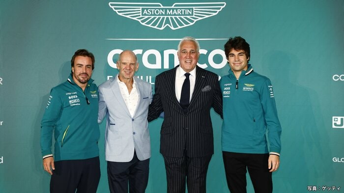 左からアロンソ、ニューウェイ、父ローレンス、ランス
