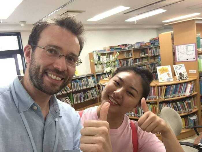 左)ジェームス・ムーア副校長