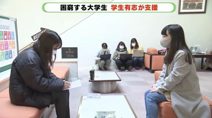 学生ボランティア(左)と利用者