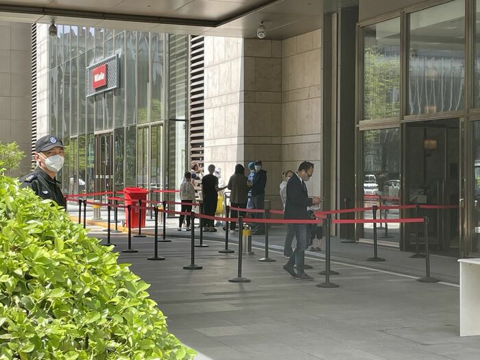マンションの下にはすぐに規制線が敷かれた
